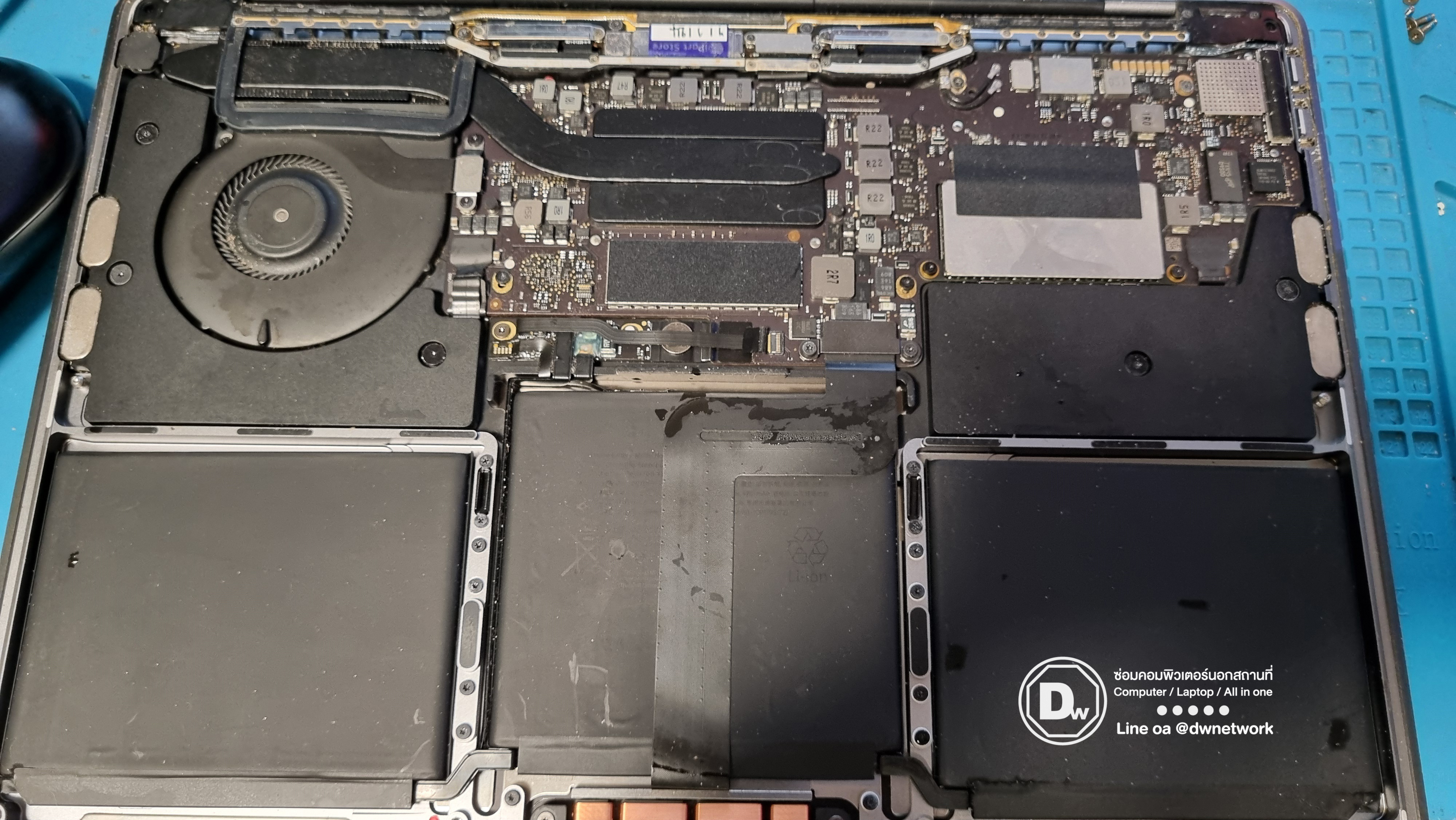 ลูกค้านำ Macbook มาส่ง อาการเครื่องโดนน้ำ ถ้าโดนแล้วซ่อมเลยโอกาสติด 70% ครับ