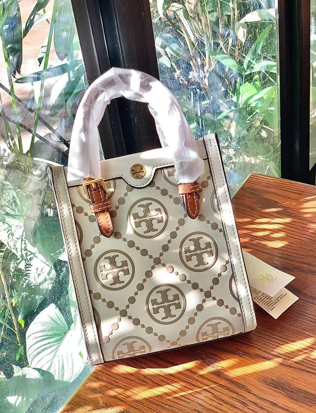 TORY BURCH T MONOGRAM CONTRAST EMBOSSED MINI TOTE (แอดไลน์ก่อนสั่งซื้อ)