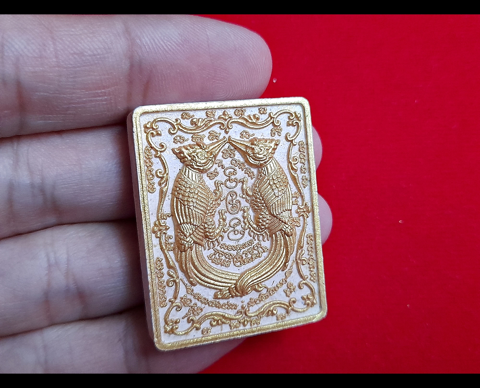 นก สาริกาคู่ หลังยันต์หน้าผากพระอินทร์ เนื้อผง(สีชมพู ปัดหน้ากากทอง) (หลังจารเขียนยันต์ด้วยมือ) #รับประกันแท้ - พระอาจารย์สุริยัณ วัดป่าฉัพพรรณรังสี จ.ชัยภูมิ