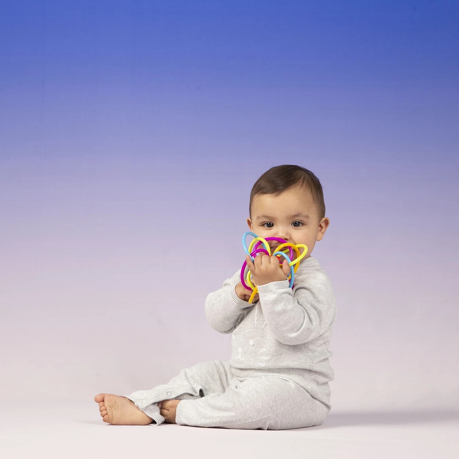ยางกัดทรงลูปเสริมพัฒนาการ The Manhattan Toy Winkel Rattle and Sensory Teether