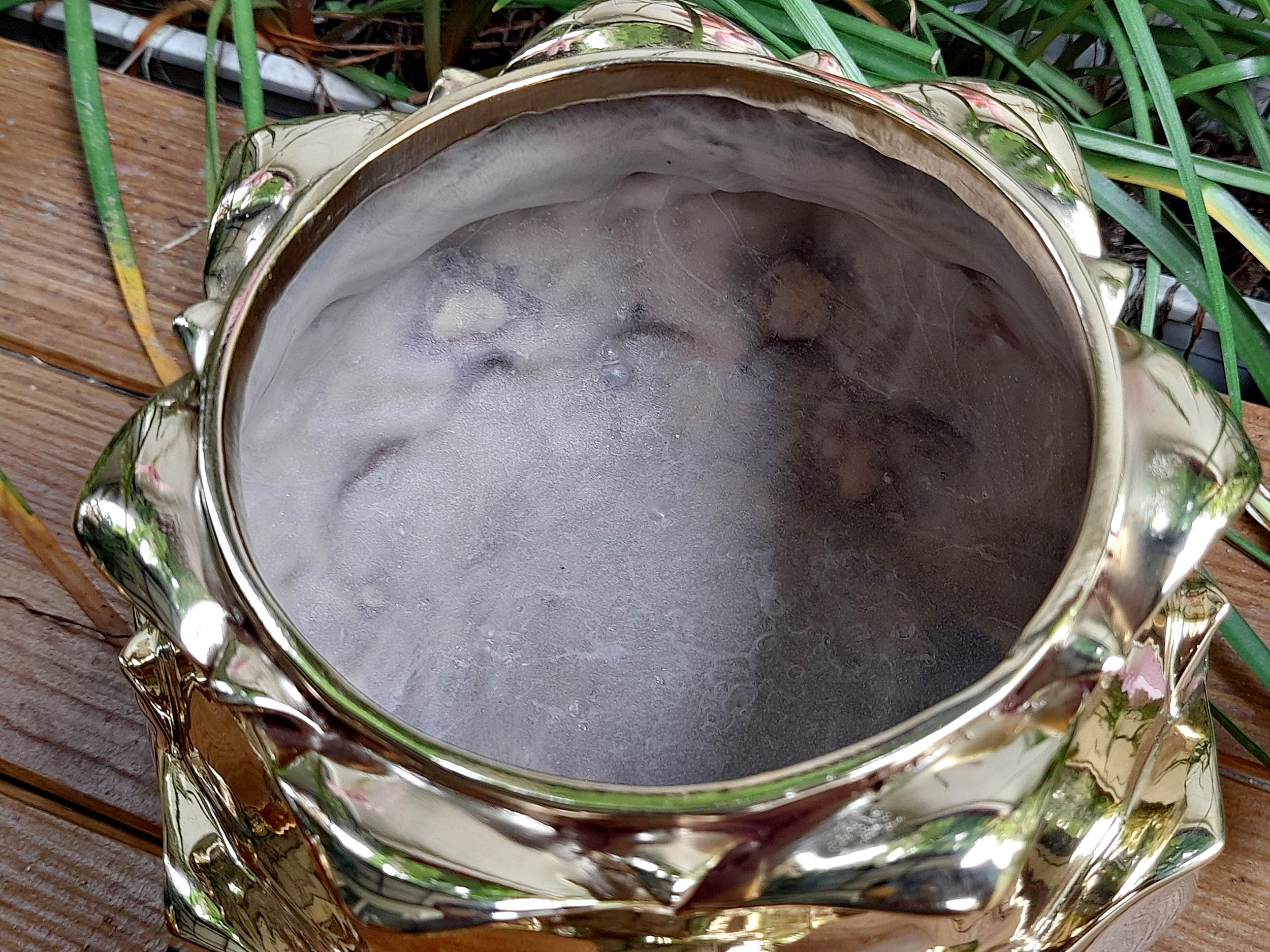 โถ้บาตร ทำน้ำมนต์ ทรงดอกบัวตูมใหญ่ เนื้อทองเหลือง ขัดเงา (ด้านในเคลือบด้วยเนื้อเทียน)