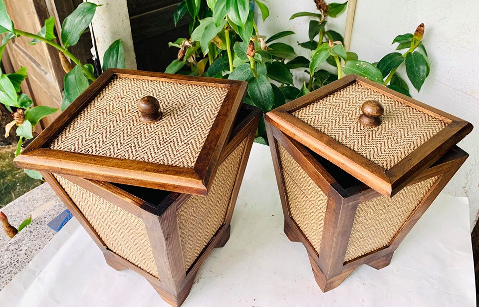 ถังเอนกประสงค์ ถังผ้า ถังขยะ (สไตล์ไทยล้านนา ถังไม้ทรงเหลี่ยม ) (ไม้สน แข็งแรง สานต้นกก) - ขนาด (เล็ก8x11นิ้ว 750฿) (ใหญ่9x12นิ้ว 950฿)
