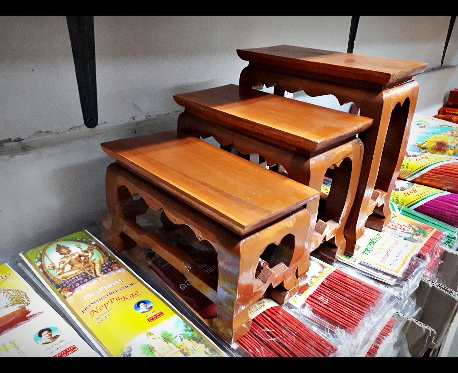 โต๊ะหมู่บูชาไม้ วางพระ 3 ตัว ขนาดหน้า 4x8 นิ้ว