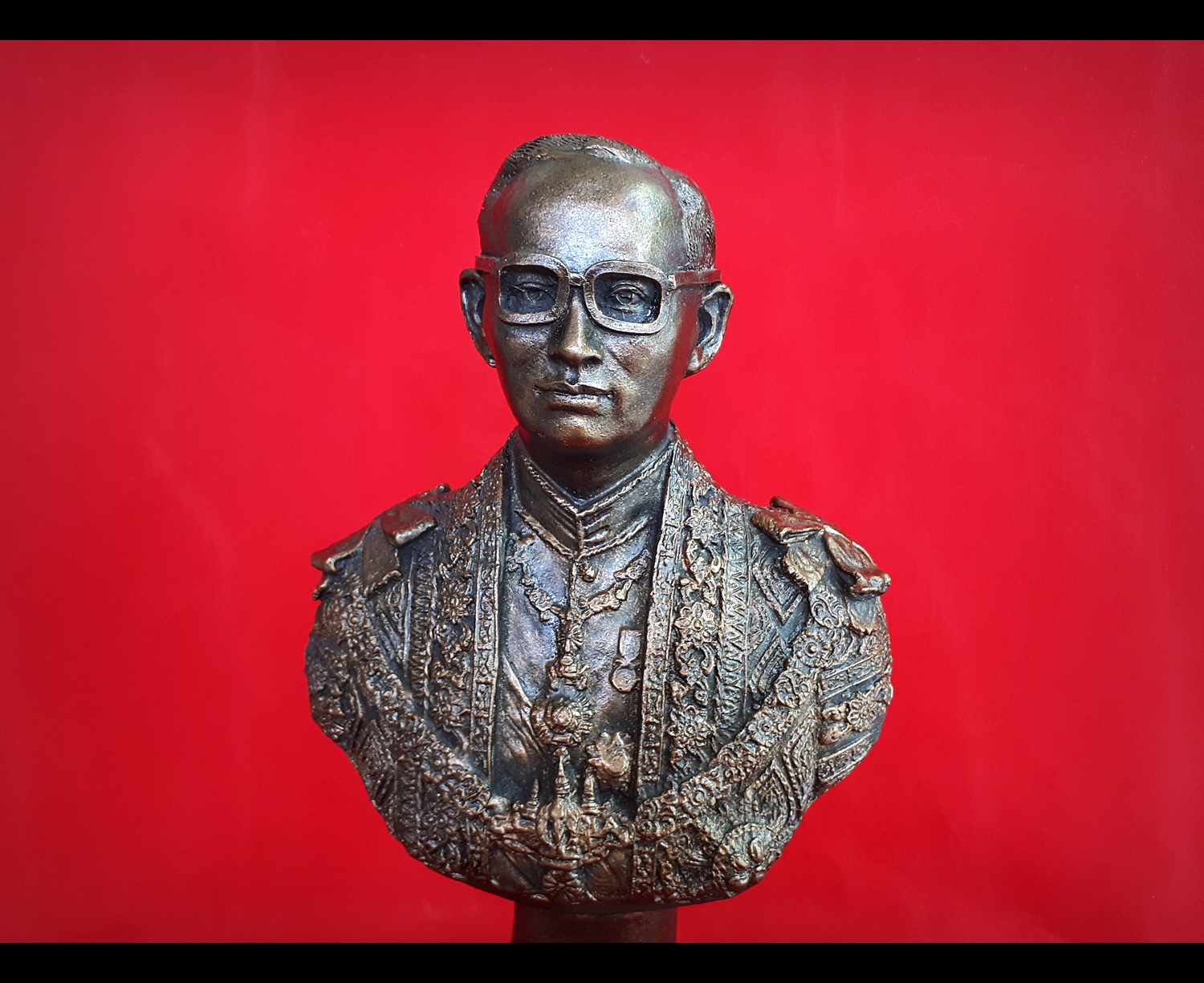 รูปหล่อ ร.9 ในหลวง ราชกาลที่ 9 พระบาทสมเด็จพระปรมินทรมหาภูมิพลอดุลยเดช ครึ่งองค์