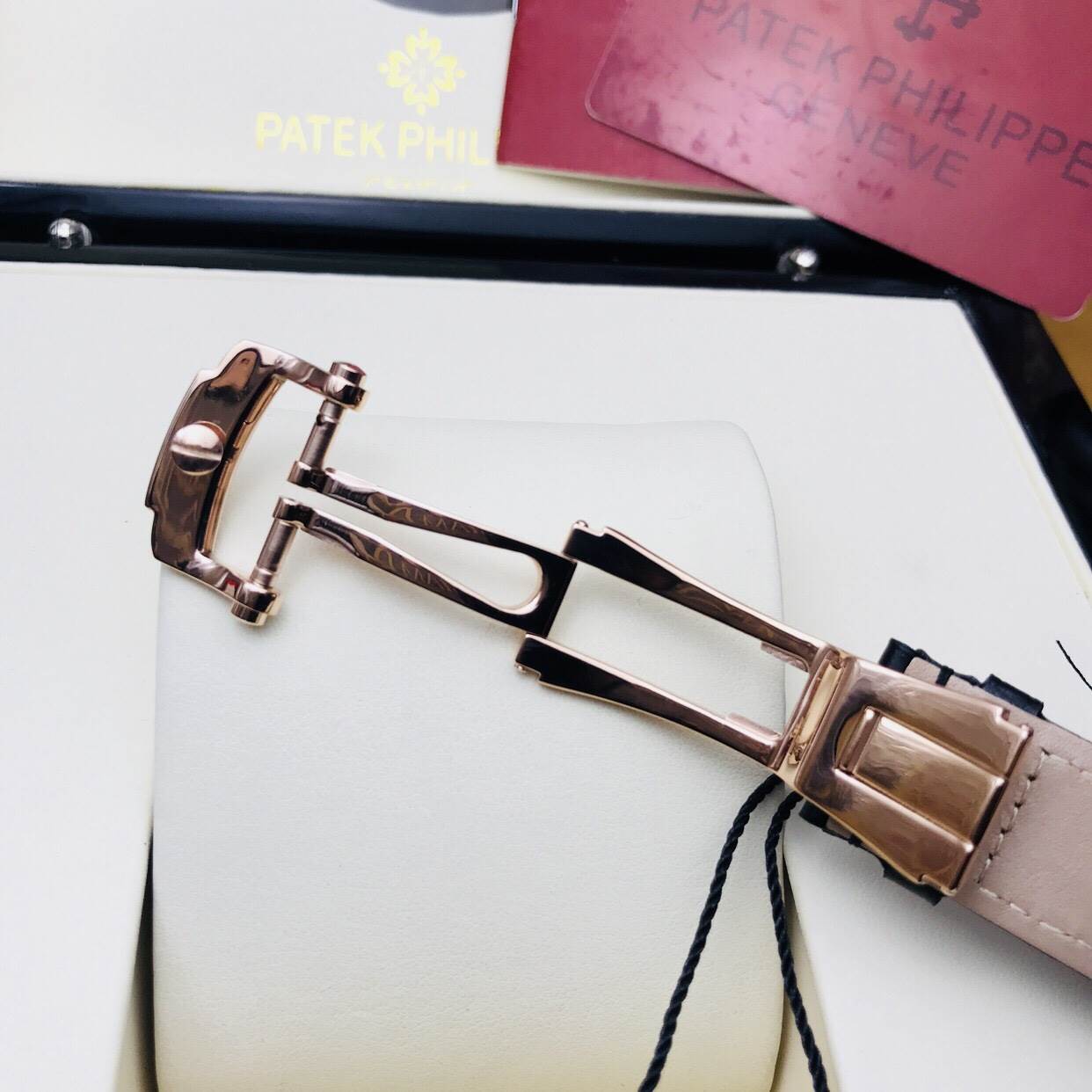 นาฬิกา Patek Philippe รุ่น Nautilus สี พิ้ง สายหนังสีนํ้าตาล งาน Mirror Swiss