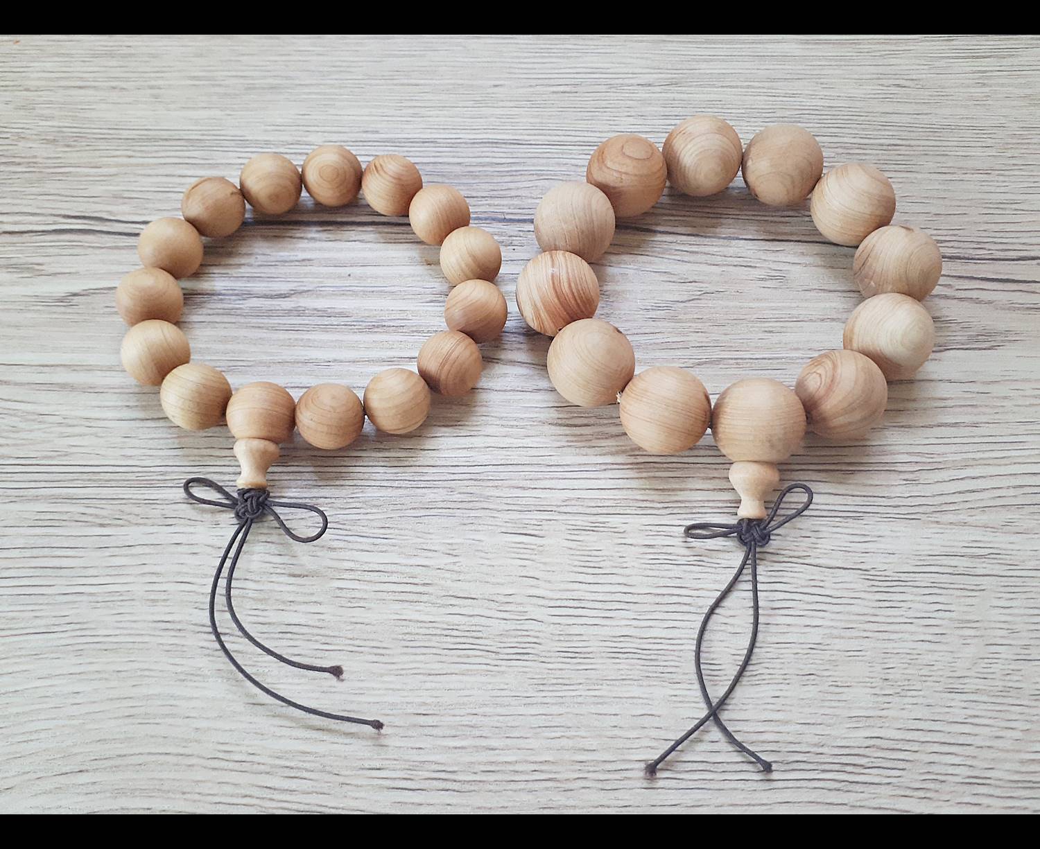 ้ประคำ ข้อมือ เนื้อไม้หอม (เม็ดเล็ก 12เม็ด) (ขายปลีก ขายส่ง)