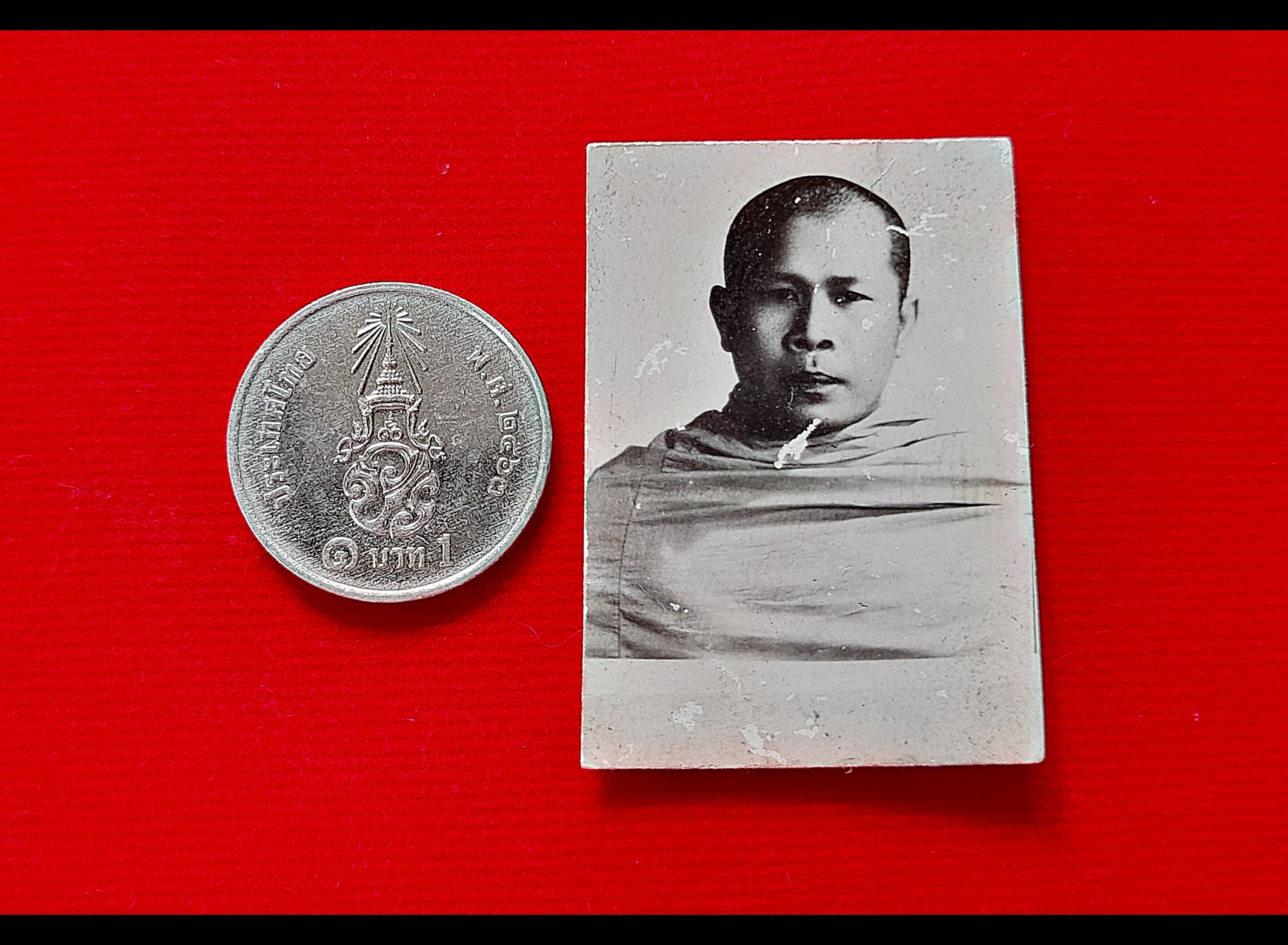 รูปภาพ หลวงพ่อยงยุทธ วัดเขาไม้แดง จ.ชลบุรี (ครึ่งองค์ ขาวดำ 2นิ้ว) #รับประกันแท้และทัน