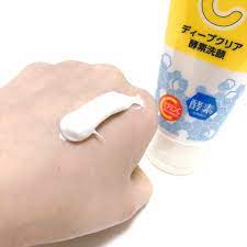 Melano CC Deep Clear Face Wash 130g ใหม่ล่าสุด โฟมล้างหน้าสูตรวิตามินซี ฟองโฟมหนานุ่มสะใจ พร้อมกับวิตามินซีบำรุงให้ผิว สูตรเอนไซม์ช่วยขจัดสิ่งสกปรกและผลัดเซลล์ผิวเก่า ทำให้ผิวของคุณเรียบเนียนและกระจ่างใส