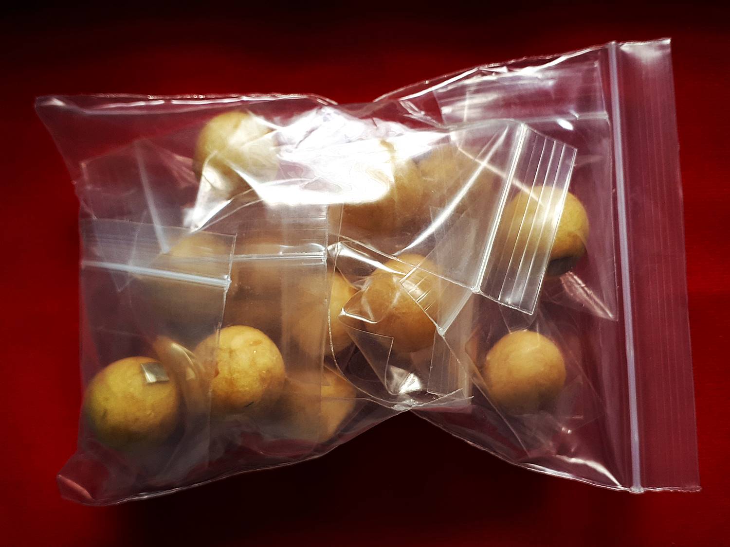 ลูกอมพิชัยมงคล (ปั้นจากเทียนชัยบวงสรวงเเละเทียนทำน้ำมนต์ทุกพิธีสำคัญ) ลูกใหญ่ ติดเเผ่นเงินจาร (เทียนชัย ชัยชนะ รุ่งเรือง สว่าง ปัญญา) #รับประกันแท้