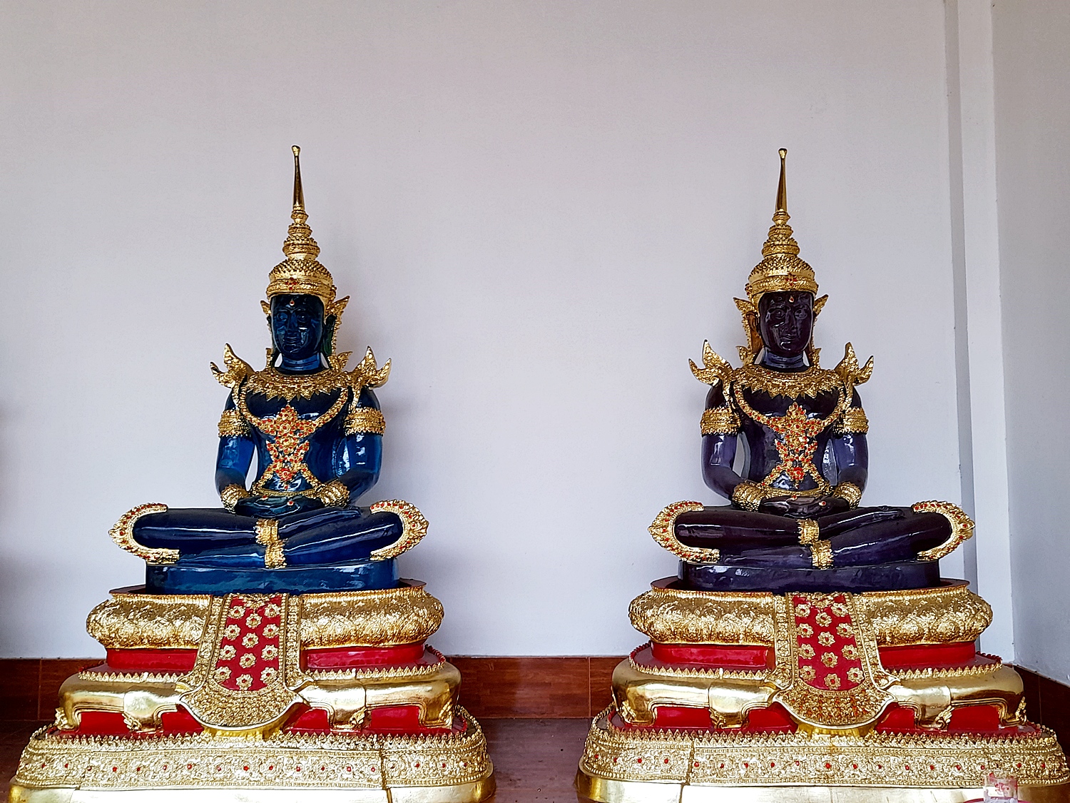 พระแก้วมรกต ปางพระจักรพรรดิ์ สีประจำวันเกิด7สี (ขนาดใหญ่) - (สีแดง สีเหลือง สีชมพู สีเขียว สีส้ม สีฟ้า สีม่วง)