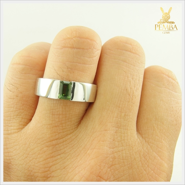 แหวนเขียวส่อง แหวนพลอยเขียวส่อง เงินแท้ ชุบทองคำขาว เรียบๆ แต่มีสไตล์