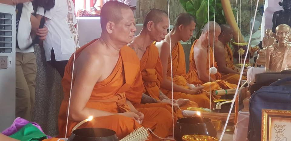 เหรียญหลวงพ่อกวย วัดโฆสิตาราม(วัดบ้านแค) เนื้อกระไหล่ทองคำ ลงยาแดง ปี2562 (แยกจากชุดกรรมการ) #รับประกันแท้ รูปภาพ สี หลวงพ่อกวย วัดโฆสิตาราม(วัดบ้านแค) (ขนาดตั้งบูชา 11x15นิ้ว) ปี2562 #รับประกันแท้ -- #พิธีดีมากดวงจิตหลวงพ่อกวยมาเสกให้เอง