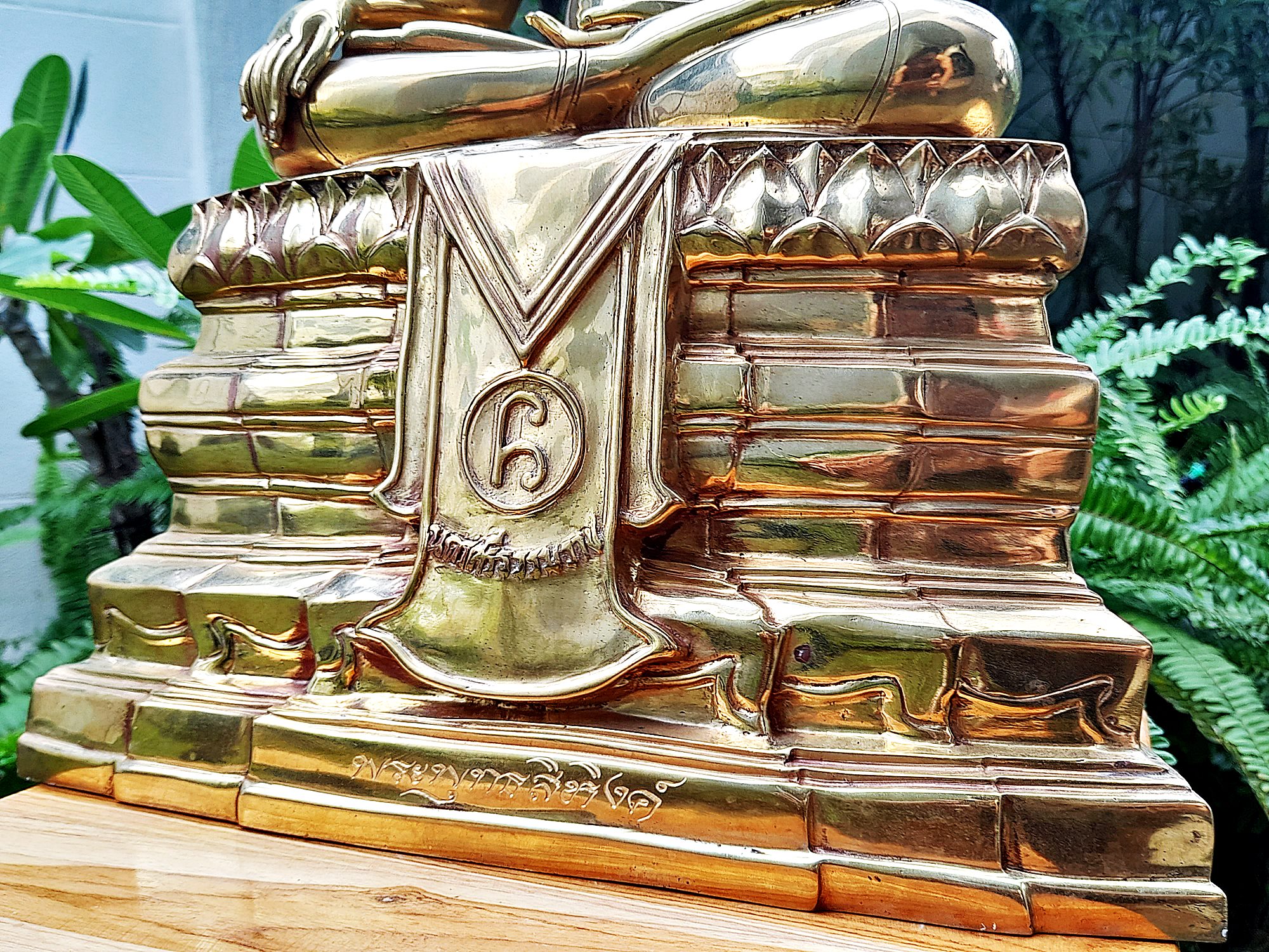 รูปหล่อ พระพุทธสิหิงค์ นิรันตราย ฐานยันต์นอโม เนื้อทองเหลืองขัดเงา (หน้าตัก9นิ้ว สูง18นิ้ว ฐานกว้าง14.5นิ้ว) วัดพระมหาธาต จ.นครศรีธรรมราช ปี2562 #รับประกันแท้