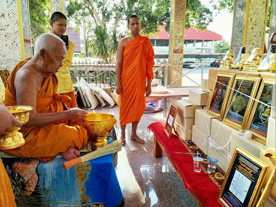 พระสมเด็จหลวงพ่อโตในวิหาร เนื้อผงชนวนมวลสารเก่าหลวงพ่อกวย รุ่นแรงครู ปี2560 หลวงพ่อกวย วัดโฆสิตาราม(วัดบ้านแค) จ.ชัยนาท ปี2563 - (ขนาด 5x7นิ้ว จีวรส้ม ด้านหน้ายันต์ครู ยันต์นะปัดตลอด ด้านหลังยันต์มงกุฎพระพุทธเจ้าหนุนดวง) ปี2563 #ปลุกเสกที่วัดโฆสิตาราม #รั