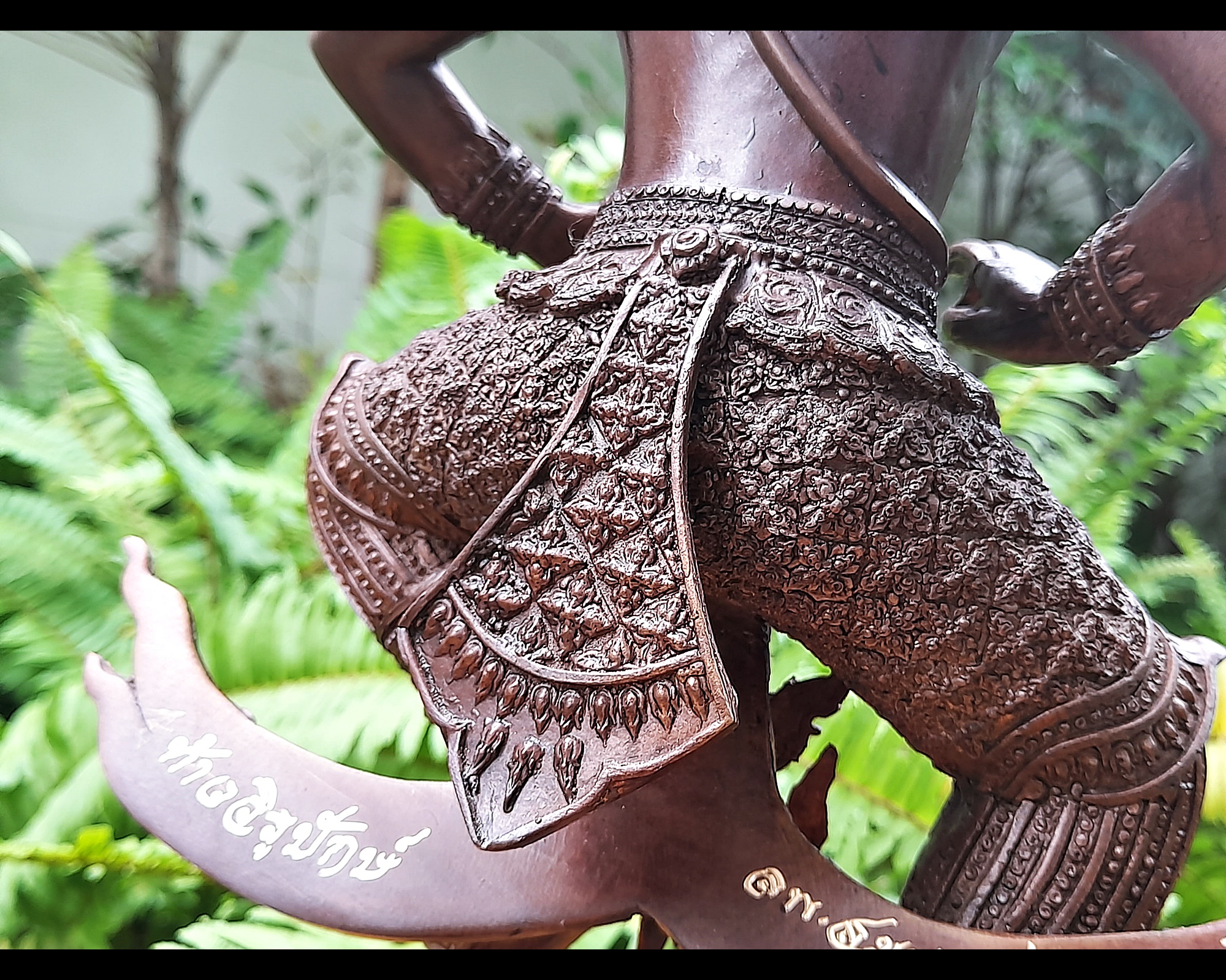 รูปหล่อ ท้าววิรูปักษ์ (อาวุธประจำกาย คันศรพญานาค+สังวารพญานาค ) ยืนประทับพญานาค (ผู้ปกครองและเป็นใหญ่ในเหล่าพญานาค มีบริวารเป็นเหล่าพญานาค) - (เทวดาระดับสูงชั้นจาตุมหาราชิกา มีตำแหน่งเป็น1ใน4 ของท้าวมหาราช) เนื้อทองเหลือง ผิวน้ำตาลเข้ม (ขนาดใหญ่ตั้งบูชา ส