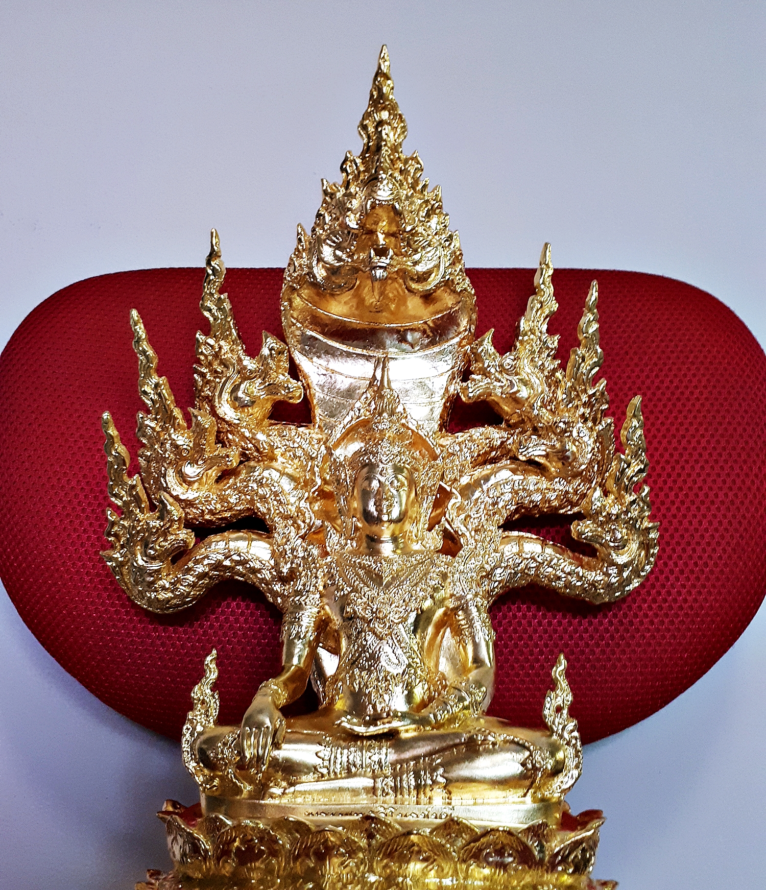 รูปหล่อ สมเด็จองค์ปฐม ทรงเครื่องจักพรรดิ์ ปางพระนาคปรก เนื้อทองเหลือง ปิดทองคำแท้ (หน้าตัก5นิ้ว ฐาน8นิ้ว สูง15นิ้ว) ปี2560 #รับประกันแท้