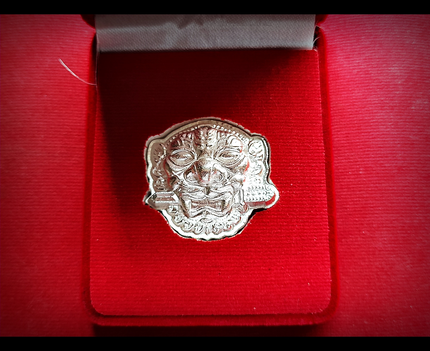 เหรียญ เสือคาบดาบ (พุทธคุณอานุภาพ แก้ฮวงจุ้ย กันชง แก้ชง ได้ทุกปีไม่ว่าจะปีใดก็ตาม) เนื้อเงินแท้ (น้ำหนัก2บาท) ปี2564