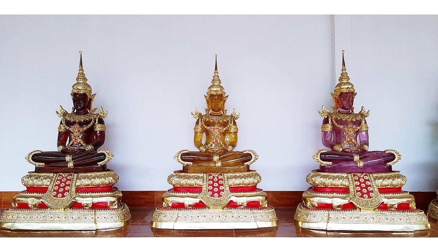 พระแก้วมรกต ปางพระจักรพรรดิ์ สีประจำวันเกิด7สี (ขนาดใหญ่) - (สีแดง สีเหลือง สีชมพู สีเขียว สีส้ม สีฟ้า สีม่วง)