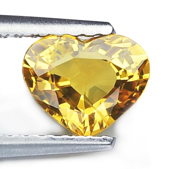 Heart Yellow Sapphire พลอยไทย บุษราคัมบางกะจะ รูปหัวใจ น้ำหนัก 1.09 กะรัต ขนาด 7x5.7x3.4 มิล สีเหลืองทอง ความสะอาดมองตาเปล่าสะอาด 99% ไฟดี