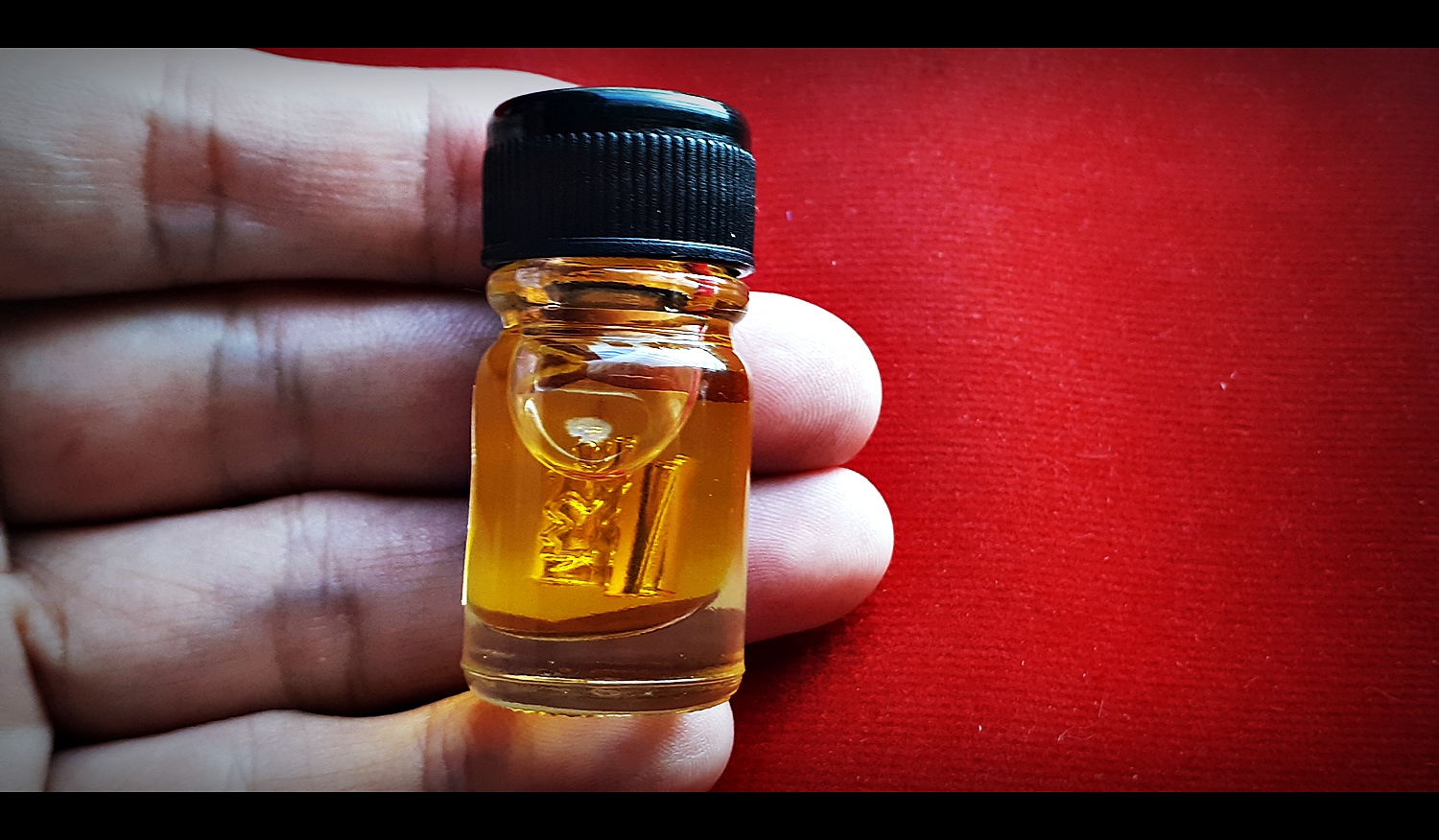 น้ำมันจันทร์มหาเสน่ห์ (แช่บรรจุ ตะกรุดสาริคู่ เนื้อเงินแท้ 2ดอก ) - หลวงพ่อเล็ก วัดท่าขนุน (ปลุกเสก วัดบ้านห้วยน้ำขาว ปี2563)