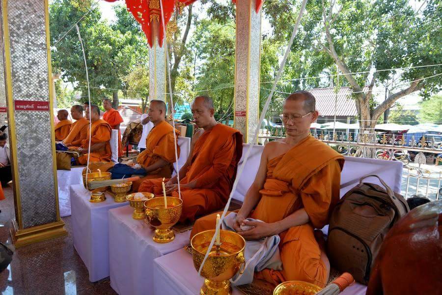 พระสมเด็จปรกโพธิ์ 9ใบ พิมพ์ใหญ่ หลังพระแม่ธรณี เนื้อผงอิธิเจแก่น้ำมัน (ชุดพิเศษ ชุดกรรมการ ปิดทองนำฤกษ์) หลวงพ่อกวย วัดโฆสิตาราม รุ่นแรงครู 2560 (พร้อมเลี่ยมกันน้ำ ใส่กรอบเงินแท้ ลาย หัวสิงห์ ลงยา ลายสุโขทัย ชุบทอง) #รับประกันแท้