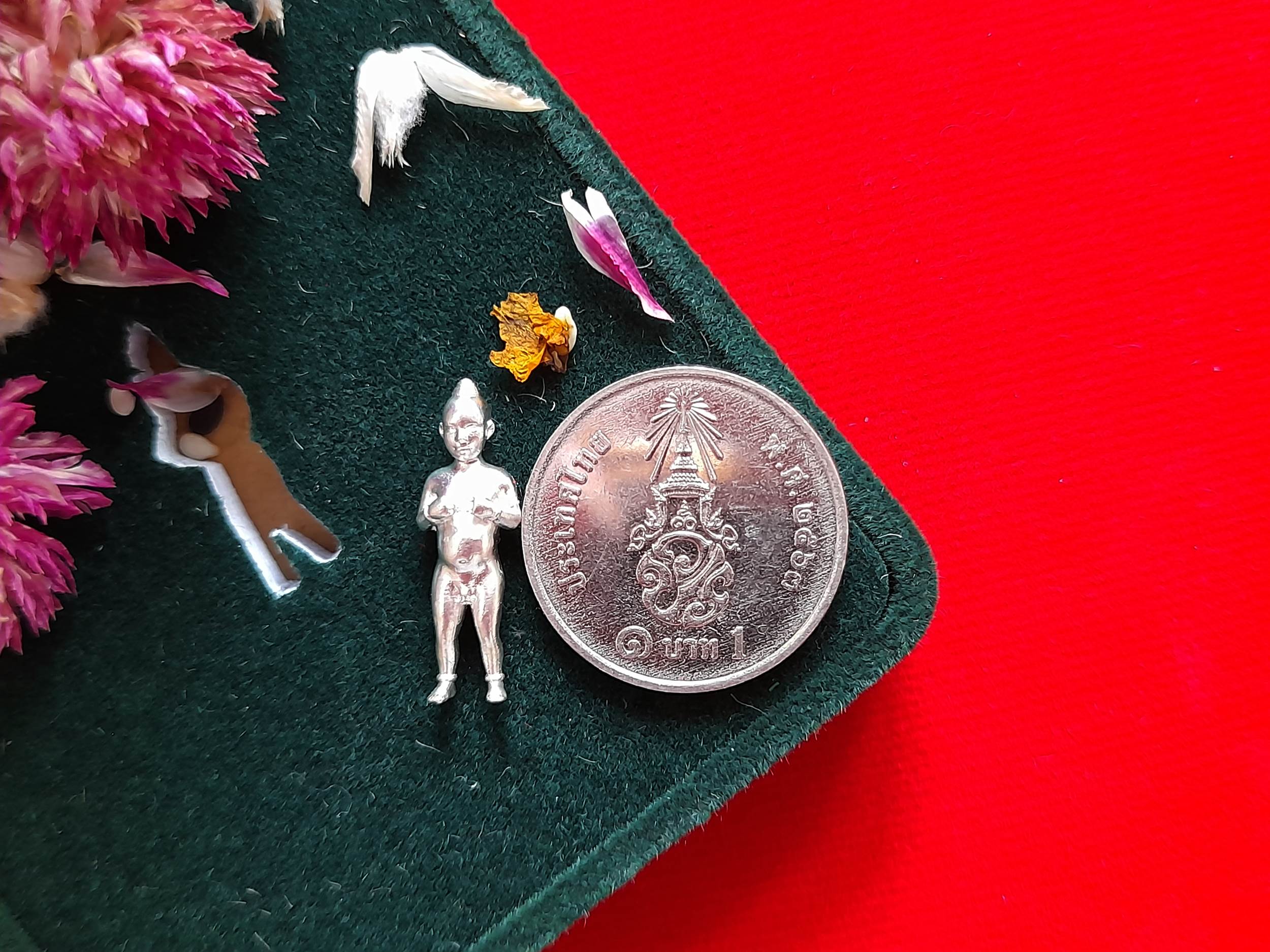 กุมาร หนูนุ้ย (ขนาดพกพา มีกำไลที่ข้อมือ) พิธีใหญ่ รุ่นแรก วัดโมคลาน จ.นครศรีธรรมราช ปี2565 เนื้อโลหะบรอนซ์ ชุบเงิน งานระดับจิ้วเวอร์รี่ #รับประกันแท้ - (แถมของพิเศษเสกในพิธี ลูกปัดมหาเสน่ห์+ดอกบานไม่รู้โรย)