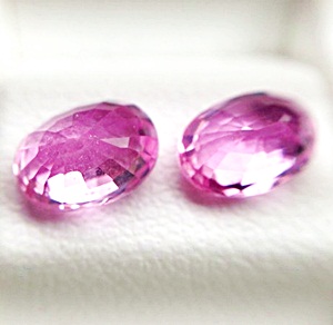 Couple Oval Pink Sapphire พลอยพิงค์ซัฟฟราย เนื้อแข็ง รูปไข่คู่ หนักรวม 1.86 กะรัต สีชมพูหวาน สวย สีเบอร์ 2 เนื้อสะอาดมองตาเปล่าไม่มีตำหนิ