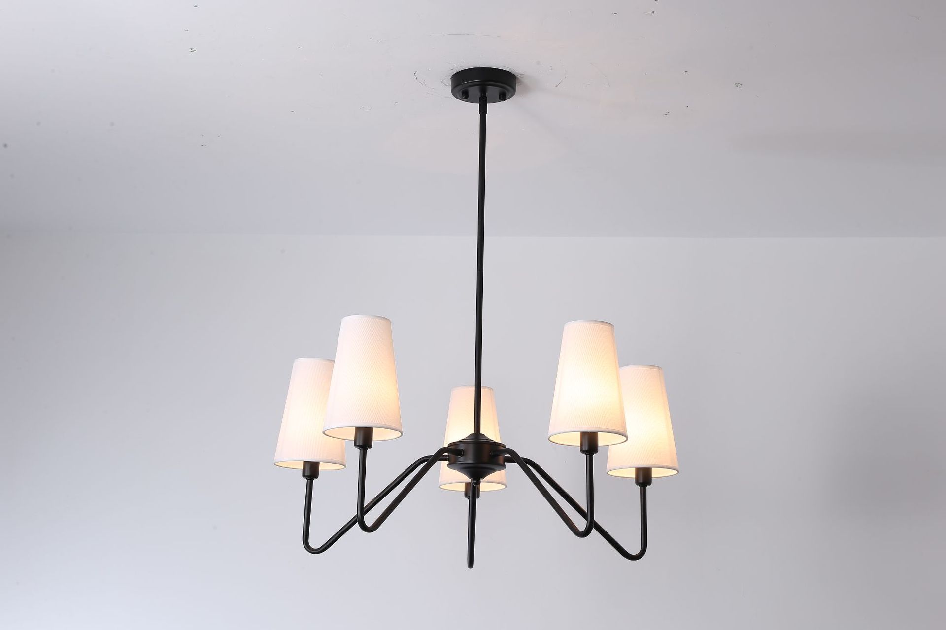 โคมไฟแขวนเพดานโครงเหล็กสไตล์อเมริกันหัวโคมทรงกรวยผ้าสีขาว [RN-6813]