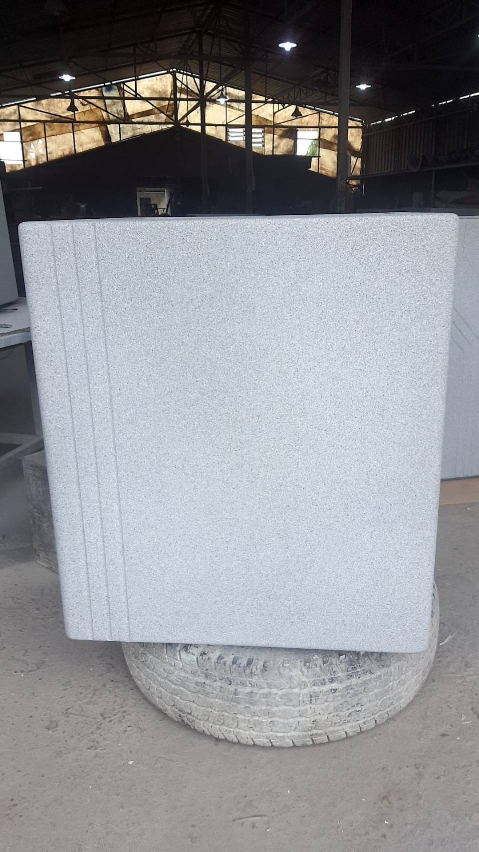 กระถางต้นไม้ไฟเบอร์กลาส ทรงเหลี่ยม ลายเส้น