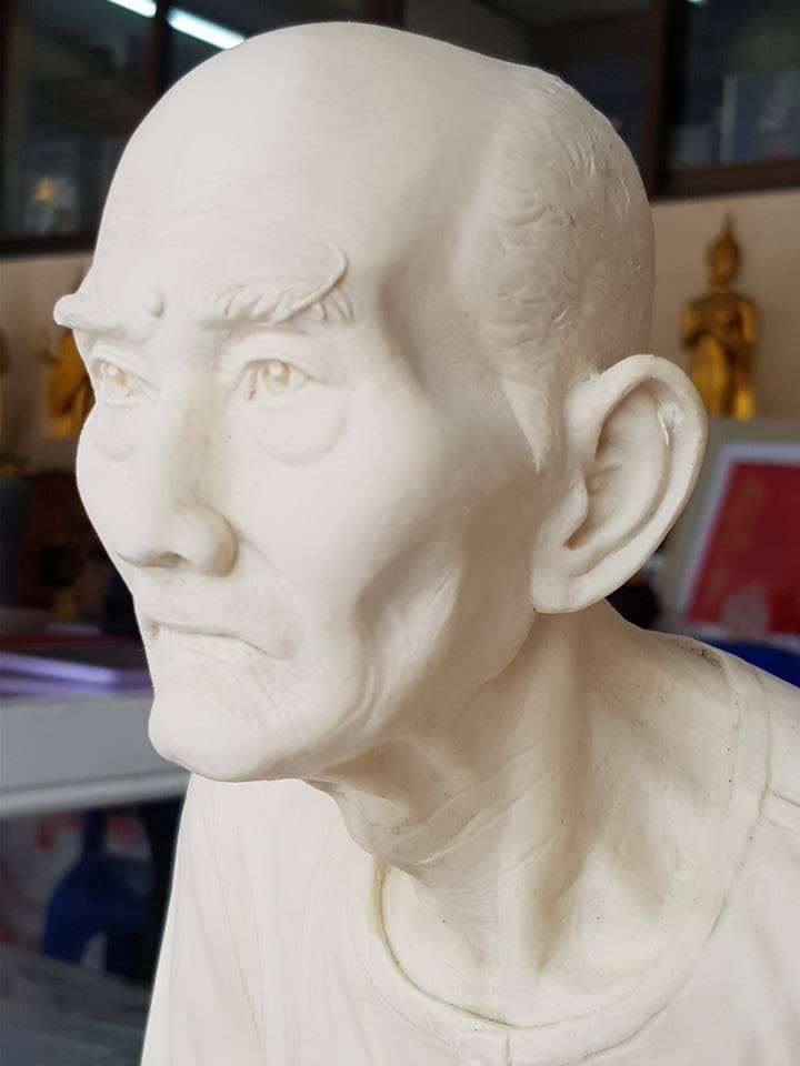 รูปหล่อ เซียนแปะโรงสี วัดศาลเจ้า รุ่นเจ้าสัวฟ้าประทาน ปี2560 เนื้อเรซิ่น สีงาช้าง (ขนาดองค์บูชาหน้าตัก 12นิ้ว องค์ขนาดใหญ่)