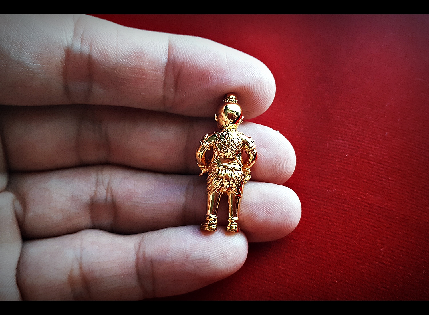 กุมารเทพ(ท่านอินทกะ) (ทรงอาวุธ ซ้าย-จักรนารายณ์ ขวา-ตรีพระอิศวร) เนื้อสำริด ชุบทองคำแท้ ฝังพลอย รุ่นพิทักษ์ ปี2559