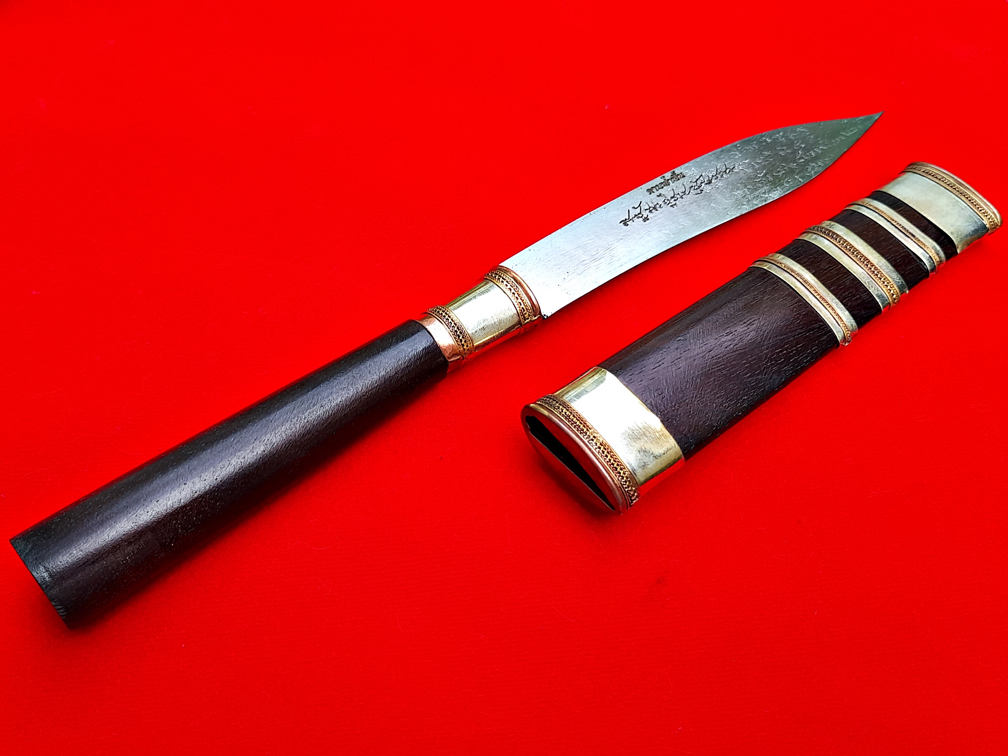 มีดหมอ ดาบฟ้าฝื้น ด้ามฝักเนื้อไม้มะค่า (บรรจุมวลสาร ตะกรุดเงิน ชนวน มหาสะท้อน มหาระงับ มหาจักรพรรดิ) (เล่มใหญ่ ยาว9นิ้วครึ่ง จัดสร้าง29เล่ม) ปี2564 #รับประกันแท้ - (รุ่นนี้ท่านทำให้พิเศษ)