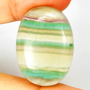 Natural Fluorrite พลอยฟลูออไรท์ รูปไข่ หนัก 52.37 กะรัต มีสีเหลือง สีเขียว สีม่วง ในหนึ่งเม็ดเนื้อค่อนข้างสะอาด มองตาเปล่าสะอาด 97%-98%