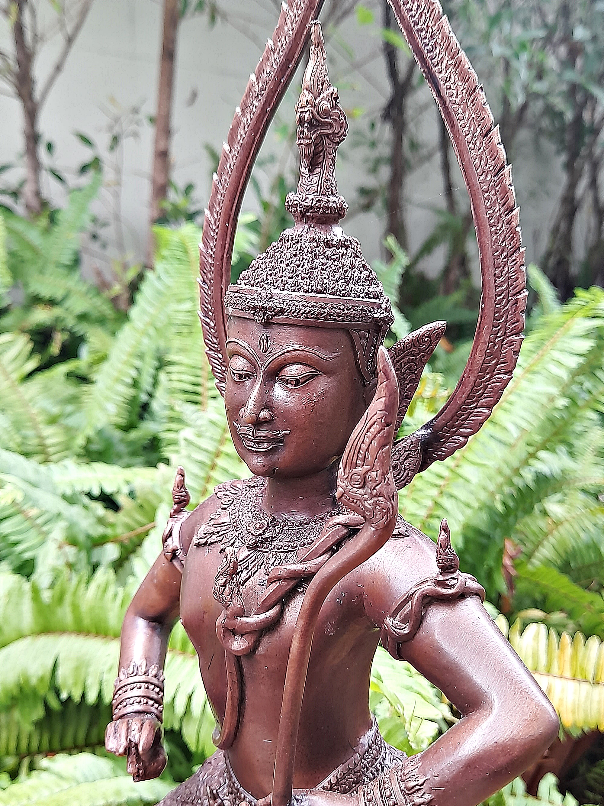 รูปหล่อ ท้าววิรูปักษ์ (อาวุธประจำกาย คันศรพญานาค+สังวารพญานาค ) ยืนประทับพญานาค (ผู้ปกครองและเป็นใหญ่ในเหล่าพญานาค มีบริวารเป็นเหล่าพญานาค) - (เทวดาระดับสูงชั้นจาตุมหาราชิกา มีตำแหน่งเป็น1ใน4 ของท้าวมหาราช) เนื้อทองเหลือง ผิวน้ำตาลเข้ม (ขนาดใหญ่ตั้งบูชา ส