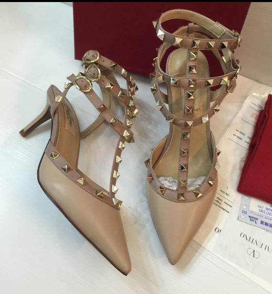 พร้อมส่ง รองเท้า valen rockstud ankle strap nude matt รุ่นใหม่ 3 สาย หนังด้าน สีครีมด้าน size 35-40 สอบถามไซส์ได้ค่ะสต็อคของเปลี่ยนตลอด