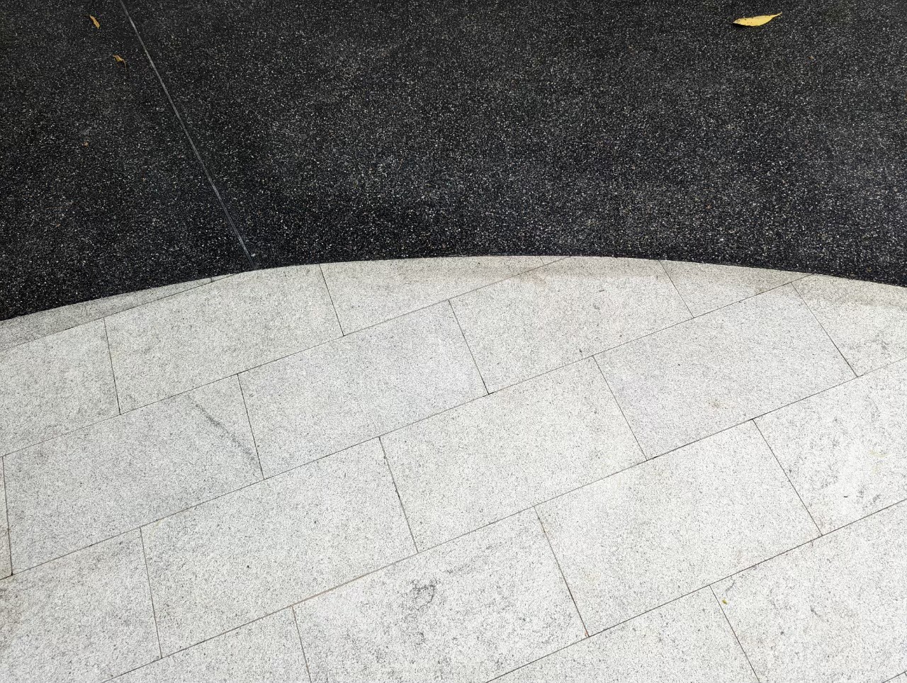 หินแกรนิตขาวไข่มุก White Pearl Granite (WPG) พื้นผิว พ่นทรายปั่นแปรง