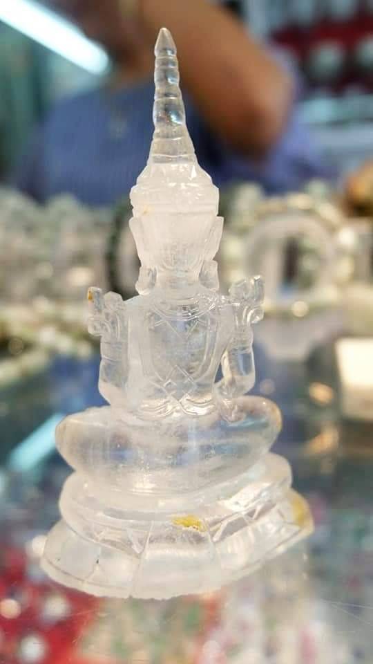 รูปหล่อ พระพุทธรูป พระแก้วใส ปางทรงเครื่องพระจักรพรรดิ์ แกะสลักจากแก้วโป่งข่ามแท้ (สูง4.5นิ้ว หน้าตัก2นิ้ว) (ขายปลีก ขายส่ง)