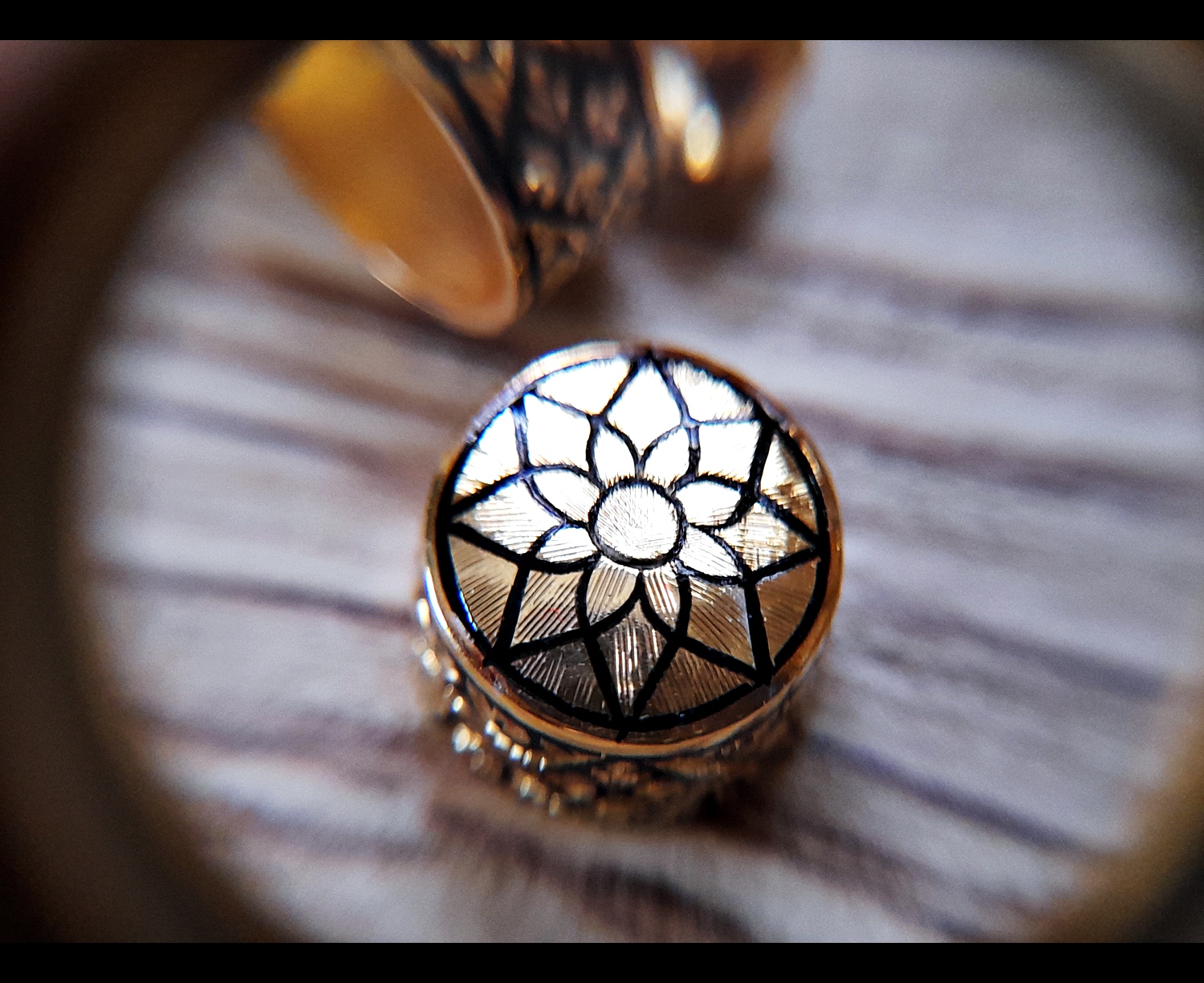 รับสั่งทำ ปลอกฝา ตะกรุด เนื้อเงิน ถมทอง ชุบทอง ลงยา ลายไทย ดอกพิกุล แกะมือ (ราคาขึ้นกับขนาด) (ใช้เวลา 2-3สัปดาห์)