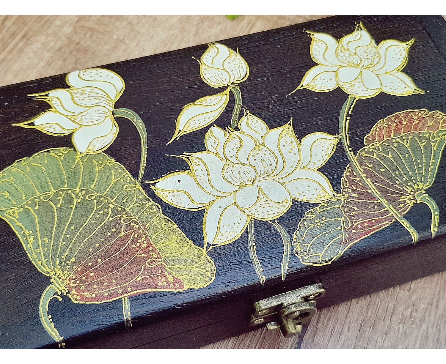 กล่อง หีบตลับกลัก เนื้อไม้สัก วาดลายดอกบัวขาว(งานฝีมือ) (ก9×ย18×ส5ซม) (ความหนาเนื้อไม้ 10มิล) - (ใส่เก็บของต่างหรือวัตถุมงคล แนวคลาสิคโบราณ วินเทจ Vintage แต่งบ้าน แต่งร้าน)