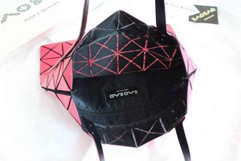 พร้อมส่ง กระเป๋า issey 6*6 มีหลายสีสอบถามได้ค่ะ