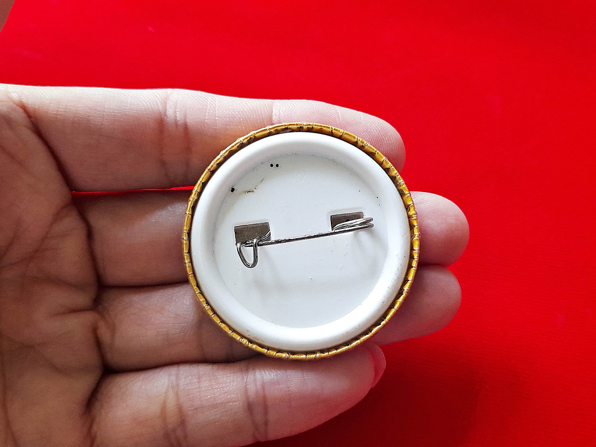 เข็มกลัด หลวงพ่อยี วัดดงตาก้อนทอง #รับประกันแท้ - จัดสร้างโดย หลวงพ่อถาวร(ลูกศิษย์ หลวงพ่อยี วัดดงตาก้อนทอง)