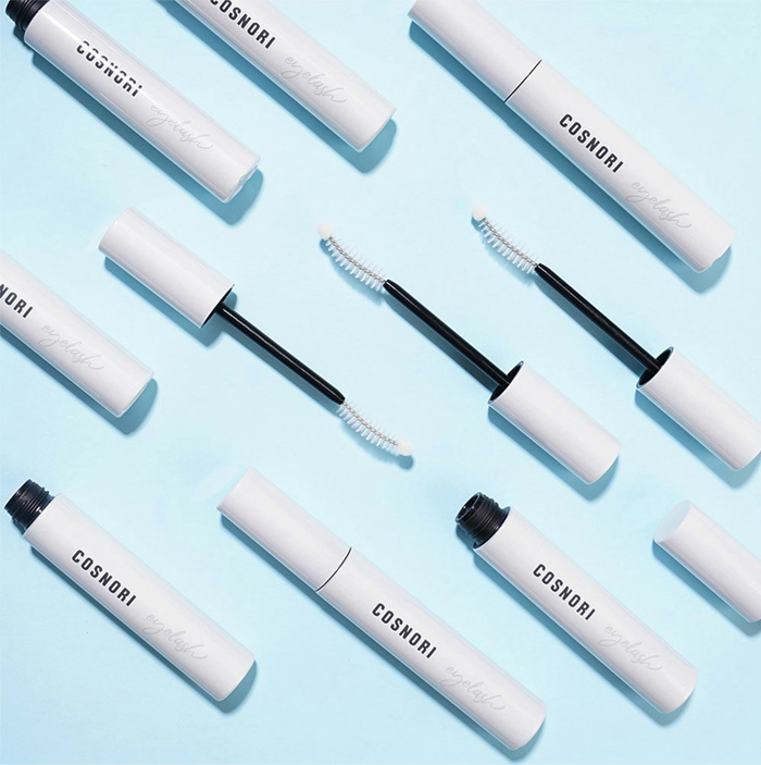 Cosnori Long Active Eyelash Serum 9g เซรั่มบำรุงขนตาสุดฮอตจากเกาหลี การันตีด้วยรางวัล HwaHae Beauty Award เนื้อเซรั่มบางเบาไม่หนักขนตา พร้อมช่วยบำรุงให้ขนตาแข็งแรง ไม่หลุดร่วงง่าย พร้อมเร่งการขึ้นใหม่ของขนตา ทำให้ขนตาหนาขึ้นและเรียงตัวสวย แปรงที่ออกแบบมาเ