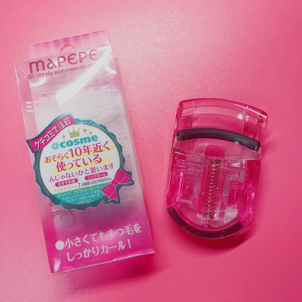Mapepe Compact Eyelash Curler ที่ดัดขนตาพกพาจากญี่ปุ่น จิ๋วแต่แจ๋ว ล้นหลามด้วยรีิวิวในเวบ @cosme ด้วย ดังต่อเนื่องที่ญี่ปุ่นมาเกือบ 10 ปีเลยทีเดียวนะคะ ด้วยรูปทรงที่กระทัดรัด ความโค้งเข้าเบ้าตาคนเอเชีย และยางที่ดึ๋งกำลังดี ให้ขนตางอนดั่งใจค่ะ