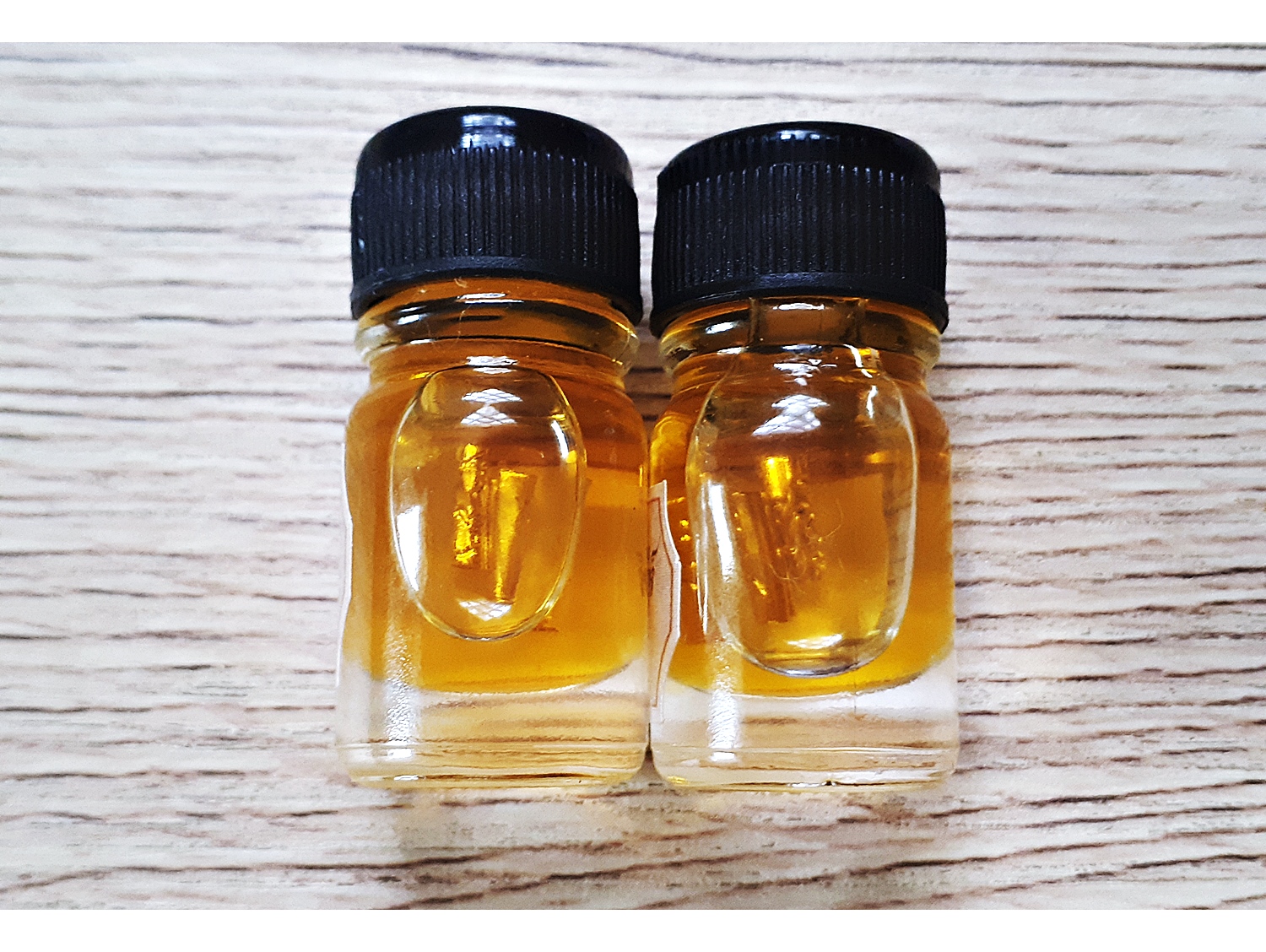 น้ำมันจันทร์มหาเสน่ห์ (แช่บรรจุ ตะกรุดสาริคู่ เนื้อเงินแท้ 2ดอก ) - หลวงพ่อเล็ก วัดท่าขนุน (ปลุกเสก วัดบ้านห้วยน้ำขาว ปี2563)