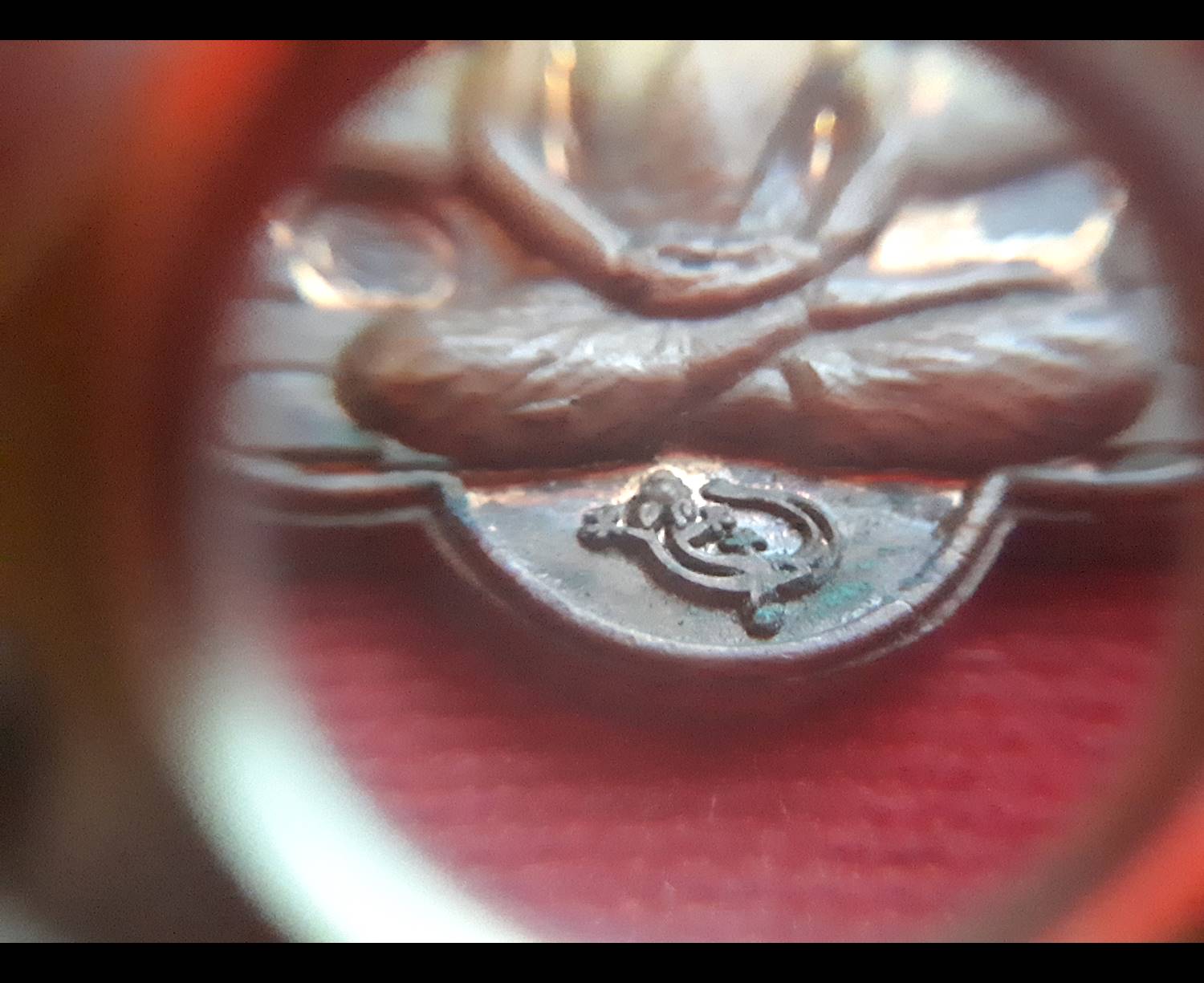 เหรียญไหว้ครู ปี2554 (ด้านหน้าบรมครูใหญ่ ด้านหลังยันต์มหามงคลพุทธคุณ) - หลวงพี่เลี้ยง วัดจอมเกษ จ.อยุธยา