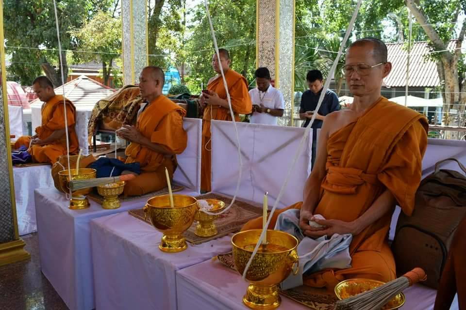 พระสมเด็จปรกโพธิ์ 9ใบ พิมพ์ใหญ่ หลังพระแม่ธรณี เนื้อผงอิธิเจแก่น้ำมัน (ชุดพิเศษ ชุดกรรมการ ปิดทองนำฤกษ์) หลวงพ่อกวย วัดโฆสิตาราม รุ่นแรงครู 2560 (พร้อมเลี่ยมกันน้ำ ใส่กรอบเงินแท้ ลาย หัวสิงห์ ลงยา ลายสุโขทัย ชุบทอง) #รับประกันแท้
