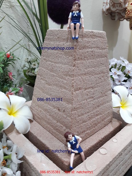 น้ำผุดทรงปิรามิดสีทราย