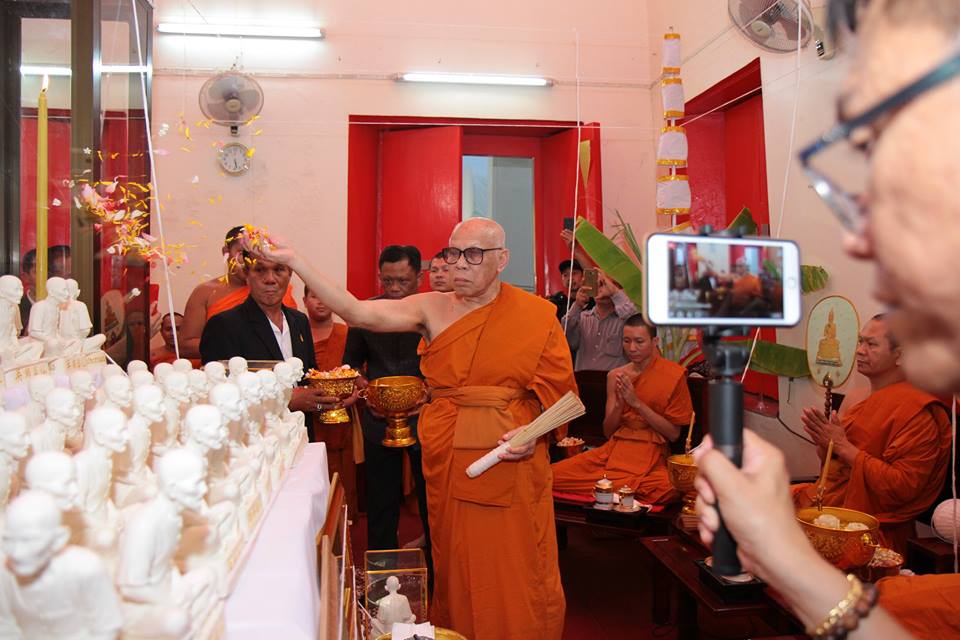 รูปหล่อ อาแปะ โรงสี เซียนแปะโรงสี วัดศาลเจ้า (ขนาดบูชา5นิ้ว) รุ่นฟ้าประทานพร ปี2560 (ใต้ฐานอุดมวลสาร ผ้ายันตื ผงธูป เหรียญ)