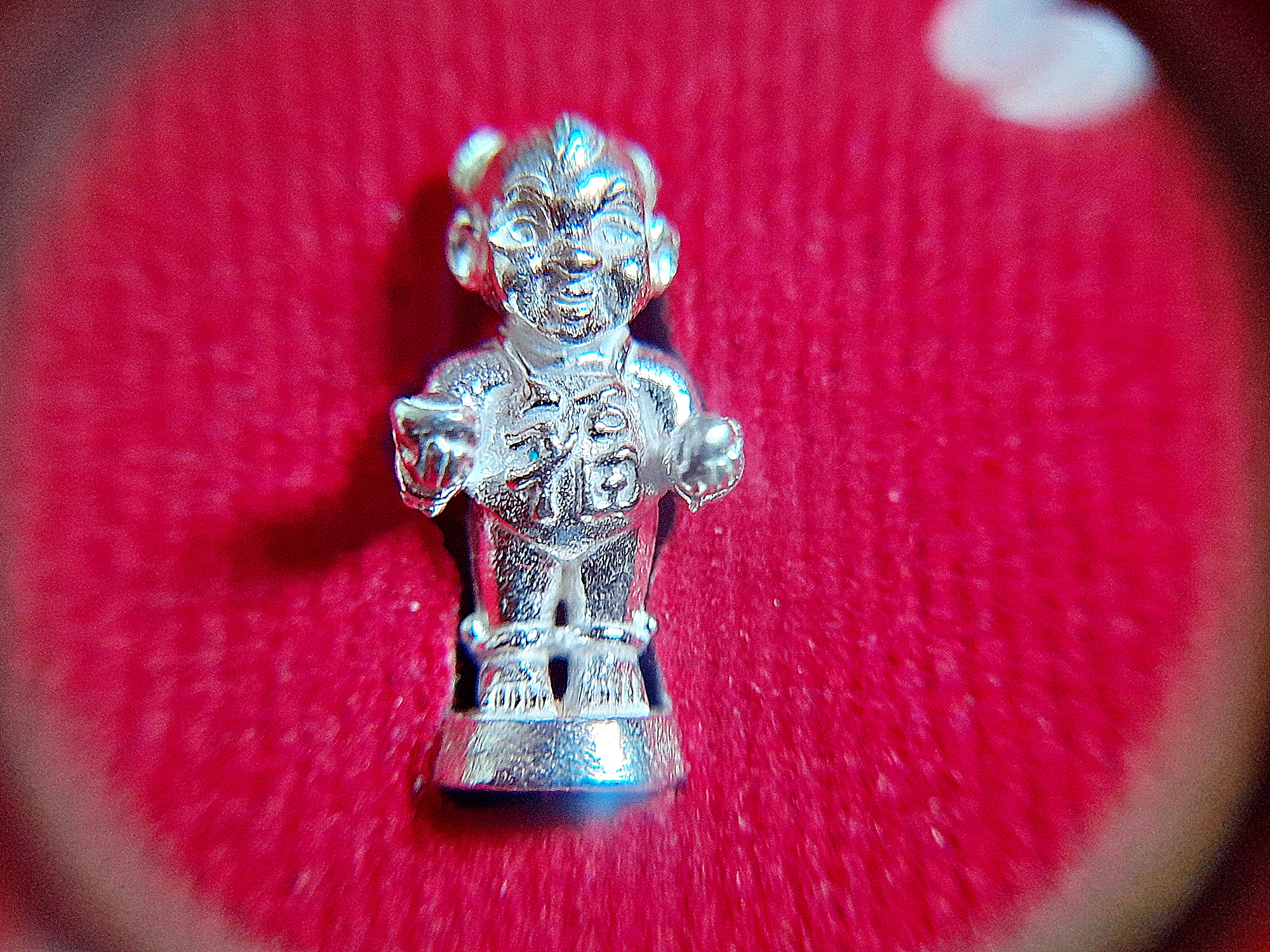 กุมารแห่งความสำเร็จ - กุมารจีน (ใส่ชุดเอี๊ยมจีน ซ้ายถือทอง ขวาถือลูกท้อ ใส่กำไล) เนื้อเงินชนวน(ขนาดจิ๋ว) ฐานบรรจุมวลสาร ปี2564 #รับประกันแท้