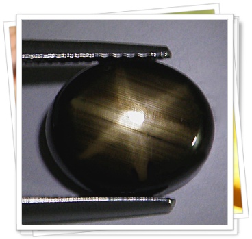 Black Star Sapphire รูปไข่หลังเบี้ย หนัก 4.26 กะรัต ขนาดตามใบเซอร์ 9.08x10.96x3.41 มิล ส่องกับแสงอาทิตย์จะมีขาสีทอง 6 ขา รูปร่างสวย ความโค้งนูนสวย
